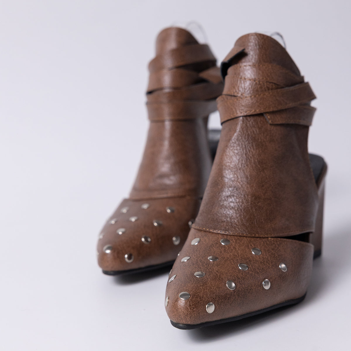 Dotted Tie Heel