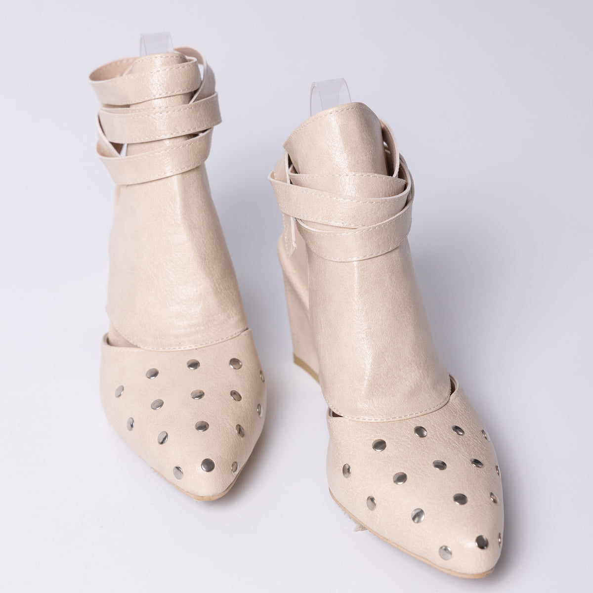 Dotted Tie Heel