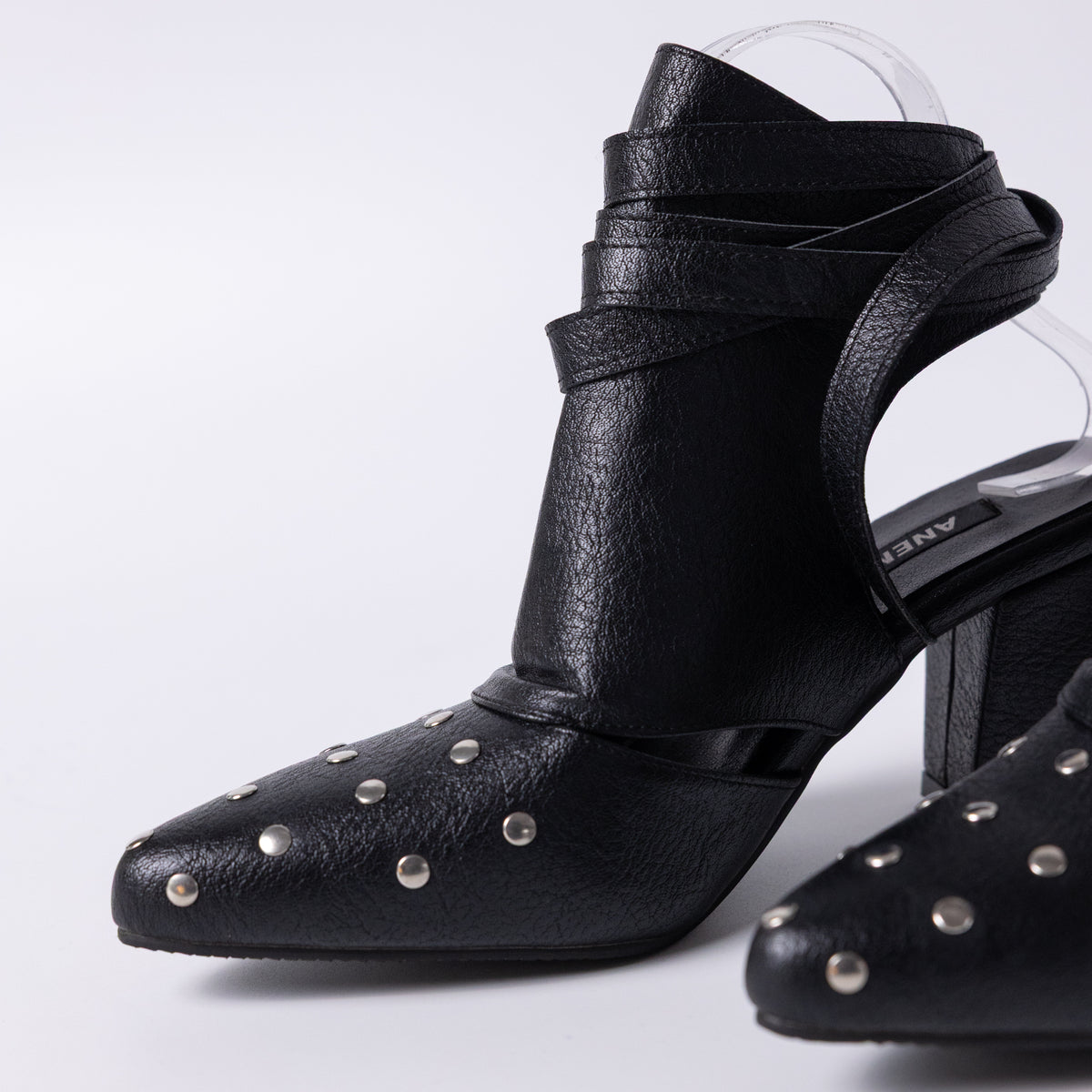 Dotted Tie Heel